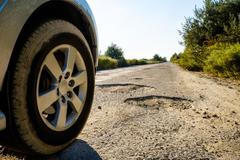 Pneumatika a špatná silnice, výmol