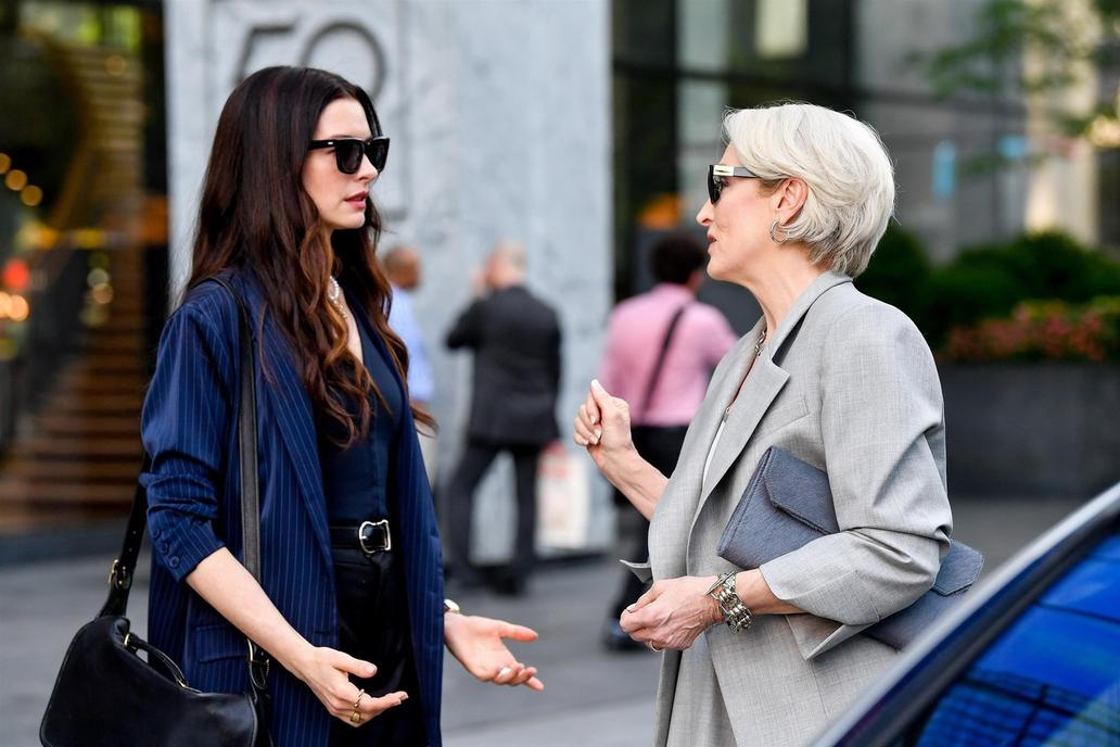 Emily Blunt, Meryl Streep, Anne Hathaway a Stanley Tucci byli společně viděni v New Yorku při natáčení pokračování filmu Ďábel nosí Pradu 2. Emily Blunt, Meryl Streep, Anne Hathaway a Stanley Tucci byli společně viděni v New Yorku při natáčení pokračování filmu Ďábel nosí Pradu 2.