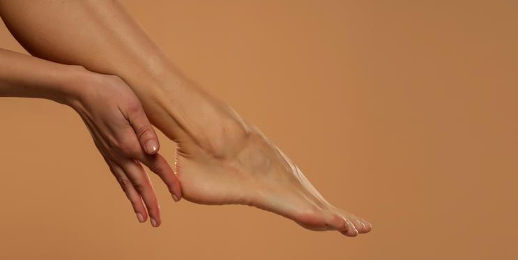 5 osvědčených domácích tipů, jak se zbavit popraskané kůže na patách