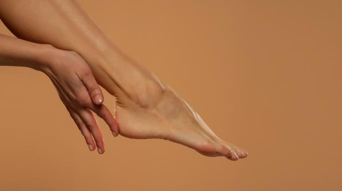 5 osvědčených domácích tipů, jak se zbavit popraskané kůže na patách
