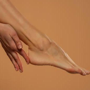 5 osvědčených domácích tipů, jak se zbavit popraskané kůže na patách
