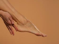 5 osvědčených domácích tipů, jak se zbavit popraskané kůže na patách