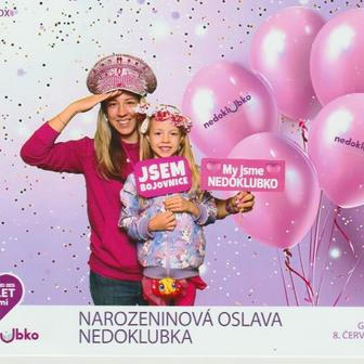 Když jsem dříve viděla někoho pomáhat druhým, vždycky se mi to moc líbilo a přála jsem si dělat něco podobného. Ale dlouho jsem nenašla tu pravou příležitost. Těsně před předčasným porodem mé dcerky Lilli jsem poznala organizaci Nedoklubko a jejich práce mě oslovila natolik, že jsem zatoužila stát se součástí. Jsem šťastná, že se to podařilo. Nedoklubko je nezisková organizace od roku 2002 podporující rodiče předčasně narozených dětí a neonatologická oddělení. Jeho hlavním cílem je psychosociální podpora rodičů předčasně narozených dětí v celé České republice.