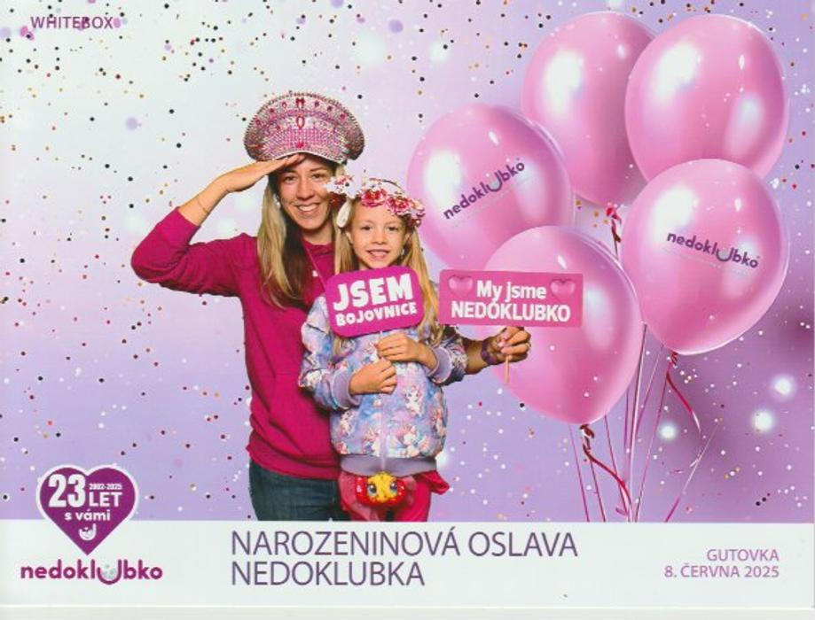 Když jsem dříve viděla někoho pomáhat druhým, vždycky se mi to moc líbilo a přála jsem si dělat něco podobného. Ale dlouho jsem nenašla tu pravou příležitost. Těsně před předčasným porodem mé dcerky Lilli jsem poznala organizaci Nedoklubko a jejich práce mě oslovila natolik, že jsem zatoužila stát se součástí. Jsem šťastná, že se to podařilo. Nedoklubko je nezisková organizace od roku 2002 podporující rodiče předčasně narozených dětí a neonatologická oddělení. Jeho hlavním cílem je psychosociální podpora rodičů předčasně narozených dětí v celé České republice.