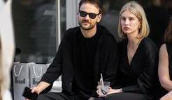 Módní přehlídka návrháře Michaela Kováčika v Bratislavě. Na snímku Emma Čaputová s přítelem.