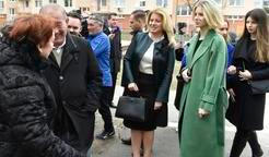 Slovenská prezidentka Zuzana Čaputová (uprostřed) se svým dcerami Emmou (v zeleném kabátě) a Leou (vpravo) čeká ve frontě před volební místností v Pezinku, kde odevzdala 29. února 2020 v Pezinku svůj hlas ve volbách do slovenského parlamentu.