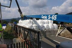 Ani se nehnul. Starý ocelový most ustál 460 tun