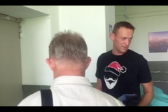 Navalnyj opustil nemocnici. Jeho lékařka tvrdí, že mohl být vystaven působení toxické chemikálie