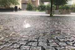 Průtrž mračen v pražských čtvrtích Karlín a Braník