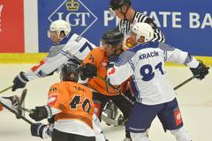 Luboš Rob z Pzně, Janne Tavi a Niclas Lucenius z Hämeelinny a Jaroslav Kracík z Plzně v zápase hokejové Ligy mistrů