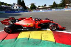 Charles Leclerc ve Ferrari při kvalifikaci na GP Belgie formule 1 2019
