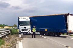 "Zlomený" kamion zablokoval dálnici D1 na Vyškovsku.