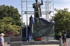 Aktivista strhl plachtu ze sochy Koněva na Praze 6, sochu zakryla radnice