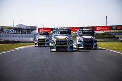 Trojice tahačů Buggyra při testech na závod v Mostě