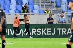 Narušitelka utkání Slovan - PAOK