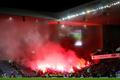 Pyrotechnika v hledišti během zápasu Glasgow Rangers - Legia Varšava