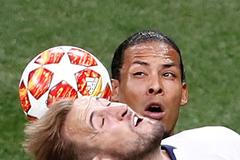 Harry Kane s Virgil van Dijk ve finále Ligy mistrů Tottenham - Liverpool