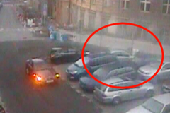 Jízda na kapotě auta v Praze 2