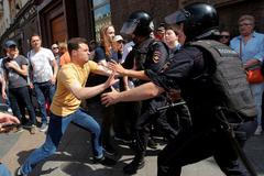 Ruská policie použila proti demonstrantům i obušky