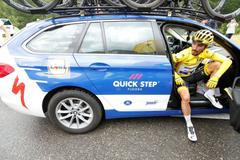 Dosavadní lídr celkového pořadí Julian Alaphilippe poté, co byla dnešní etapa Tour de France kvůli počasí předčasně ukončena