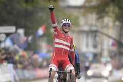 Dánský cyklista  Mads Pedersen slaví titul mistra světa 2019