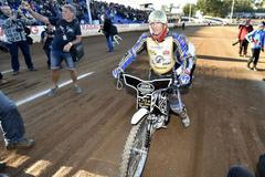 Jason Doyle s trofejí pro vítěze jubilejního 70. ročníku Zlaté přilby