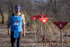 Princ Harry odpaluje nášlapné miny. Následuje 22 let staré kroky princezny Diany