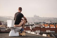 Chce záchodovou revoluci: Vyprazdňování je tabu, štokrle si objednali i do sněmovny