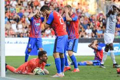 Vondroušová tlačila očima míč do sítě marně. Viděla jen tyč či promarněné "voleje"