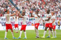 2. kolo německé bundesligy 2019/20, Lipsko - Frankfurt: Fotbalisté Lipska oslavují gól na 2:0.