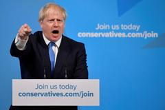 Johnson je buran a klaun, v kampani je ale lepší než Babiš, brexit nastane, říká Houska