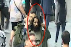 Policisté hledají muže, který vykopl skleněnou výplň dveří vagonu