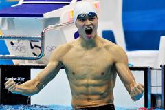 Čínský plavec Jang Sun slaví vítězství v závodě na 400 metrů volným stylem na OH 2012 v Londýně.