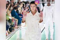 Modelka na přehlídce Gucci protestovala proti svrškům připomínajícím svěrací kazajky