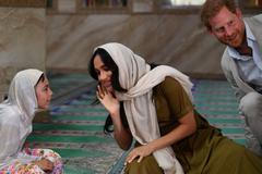 Tanec, zpěv a pohostinnost. Harry a Meghan se nechávají okouzlovat Afrikou