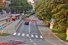 Chlapec se koukal do telefonu a skončil pod koly tramvaje