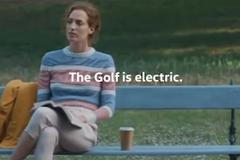 Údajně sexistickou reklamu Volkswagenu úřad v Británii zakázal