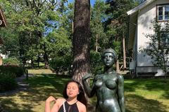 Instamísta: Čůrající žena jako fontána. Sochařská galerie ohromuje uprostřed přírody