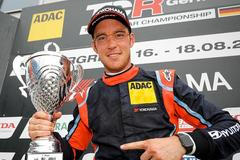 Thierry Neuville slaví triumf v prvním závodě TCR Germany na Nürburgringu ve voze Hyundai i30 N TCR