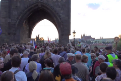 Prahou prošly tisíce lidí. Na Hrad donesly ústavu