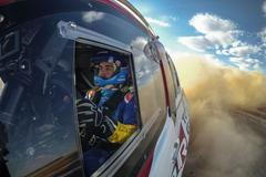 Fernando Alonso při testech Toyoty Hilux pro Rallye Dakar.