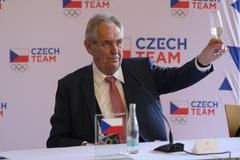 Miloš Zeman při podpisu průvodního dopisu pro prezidenta MOV