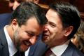 Matteo Salvini a Giuseppe Conte v italském parlamentu.