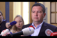 Hamáček trvá na Šmardovi. Prezident je mimo ústavu, říká