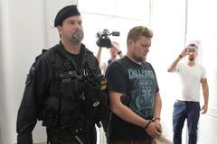 Karlův most, cizinci, soud