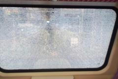 Rozbité okno ve vlaku CityElefant.