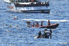Migranti z Open Arms skáčou do moře, aby se dostali na Lampedusu