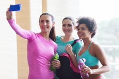 Ženy v tělocvičně, cvičení, selfie, ilustrační foto