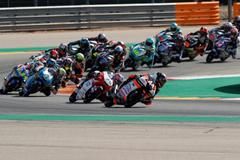 Jakub Kornfeil (84) se po startu závodu Moto3 v Alcaňizu držel na čtvrté příčce. Cíl však viděl až jako patnáctý.