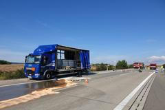 Havárie nákladního auto převážejícího barely s kyselinou sírovou na dálnici D1 u Kroměříže.